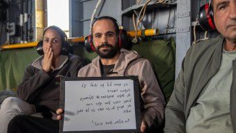 Foto: GPO vía AFP. Yarden Bibas (centro) junto con su hermana y su padre tras ser liberado.