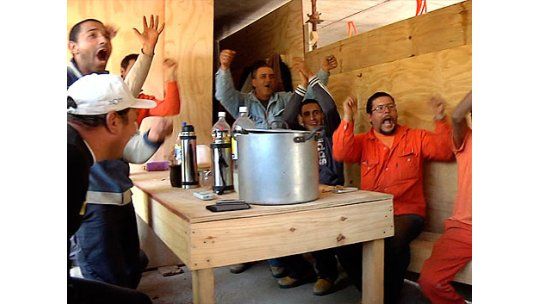 En el trabajo, en un bar, en la calle... todos mirando el partido