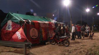 Los trabajadores agremiados se reunieron en asamblea en la noche de este martes.