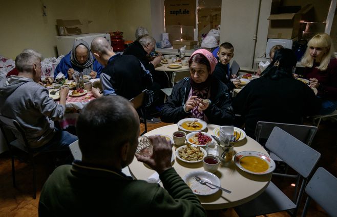 Ancianos en centro de acogida Ucrania abril 2022.jpg