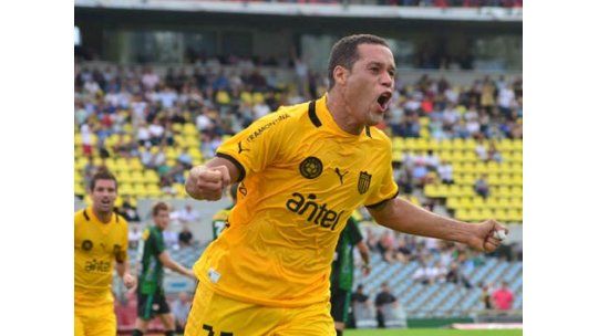 Peñarol ganó 4 a 3 a El Tanque y se subió a la punta del Clausura