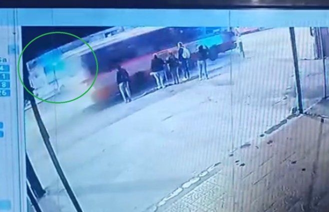 Video cedido a Subrayado muestra que el ómnibus avanza mientras peatones tenían habilitado el cruce.