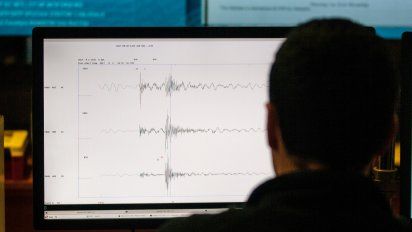 dos muertos tras sismo y alerta de tsunami en chile