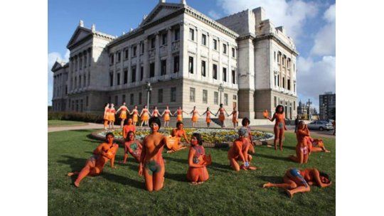 Desnudas y pintadas, manifestaron su rechazo a la ley que se vota