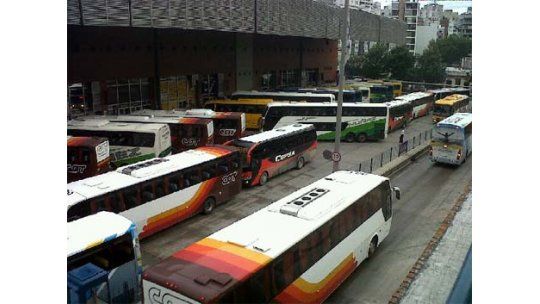 La lluvia no detiene a los miles que emprenden éxodo de Carnaval
