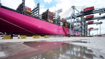 El portacontenedores en el puerto de Montevideo. Foto: FocoUy