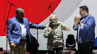 Foto: FocoUy. Yamandú Orsi, José Mujica y Alejandro Sánchez en octubre de 2024.