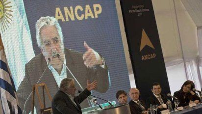 En 2013 el entonces presidente Mujica encabezó un acto de alto perfil para inaugurar las obras de la planta desulfurizadora de La Teja. Costaron más de 400 millones de dólares y tenían como objetivo, entre otros, aprovechar al máximo el petróleo venezolano a bajo costo ofrecido por el chavismo. La fiesta tuvo como figura estelar a la expresidenta argentina Cristina Kirchner y parte de su gabinete. YPF de Argentina tuvo un papel importante como consultor.&nbsp;