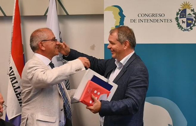 Fernando Echeverría (izquierda) recibe la presidencia del Congreso de Intendentes del saliente Guillermo López. Foto: Noelia Franco en Twitter.