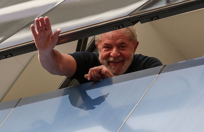 Lula-saluda-sabado-AFP.jpg