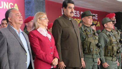 Maduro, su esposa Cilia Flores y el ministro de Defensa Vladimir Padrino en un desfile por el 82º aniversario de la Academia Militar de la Guardia Bolivariana el 4 de agosto