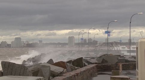 Meteorología emitió doble advertencia hasta las 06.00 por vientos muy fuertes y persistentes y vientos fuertes y persistentes