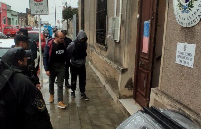 Foto: Subrayado. Ingreso del detenido a la Fiscalía de San Carlos.