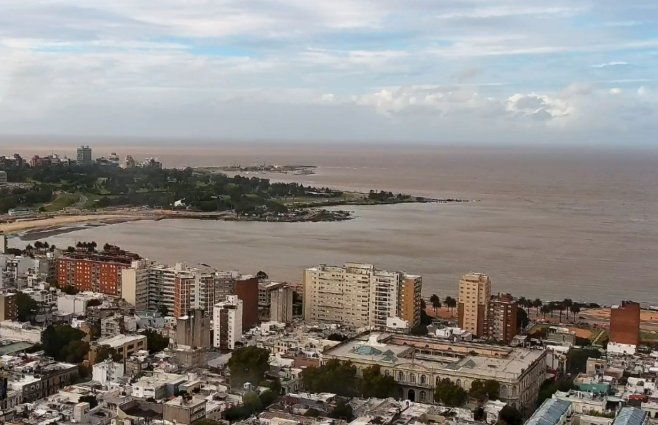 Foto: canal 10. Vista aérea de la zona del Parque Rodó, en Montevideo, sobre la hora 9:00 de este martes.