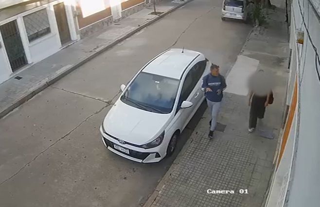 Captura del video cedido a Subrayado. Hombre camina varias cuadras con una de las víctimas en el Prado.