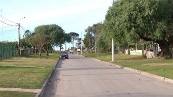 Le robaron armas y chalecos a un policía y apuntaron a sus hijos pequeños a la cabeza