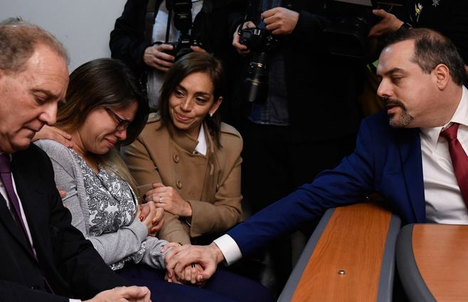 La madre de la víctima llora tras conocerse el fallo. Él va a estar 14 años preso. Mi hija va a sufrir el abuso toda la vida. Fabbro era un amigo y un ídolo para nosotros. Pero cuando mi hija me contó le creí a ella.&nbsp;