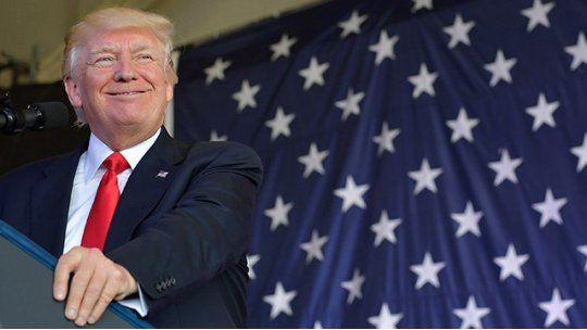 trump sonrie