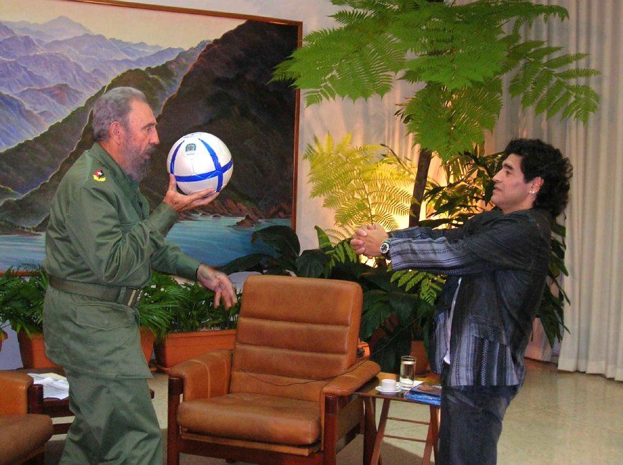 El presidente cubano Fidel Castro jugando con una pelota de fútbol con Maradona, durante el programa de televisión de Maradona La noche del 10, Canal 13.