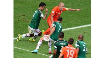 México se queja del árbitro y Robben confiesa que fingió un penal