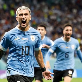 Giorgian De Arrascaeta sufrió una lesión muscular y está en duda para el Mundial Giorgian De Arrascaeta sufrió una lesión muscular y está en duda para el Mundial