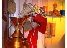 Stands estatales atraen al público con creatividad en el Prado