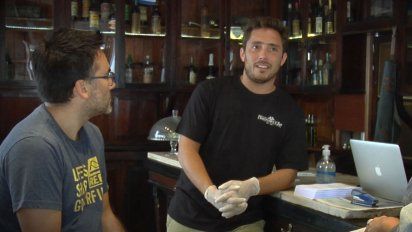 compras solidarias: bar ayuda a mayores de 65 anos