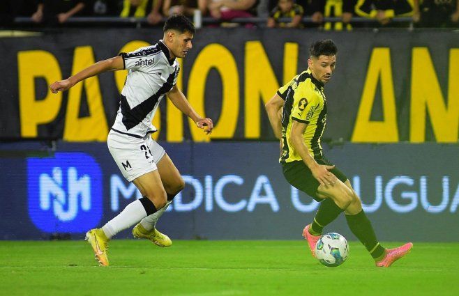Foto: FocoUy. Peñarol y Danubio, partido en el Campeón del Siglo.