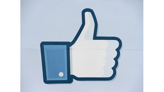 Facebook invita a sus usuarios a revisar lo que comparten
