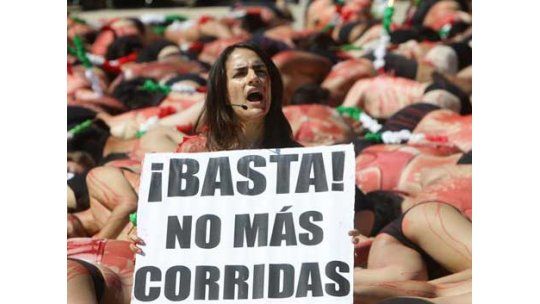 Activistas protestaron semidesnudos contra corridas de toros