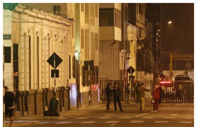 Anoche en Lima la gente salió a la calle tras el movimiento telúrico. Perú se ubica en la zona denominada Cinturón de Fuego del Pacífico, donde se registra aproximadamente el 85% de la actividad sísmica mundial. (Foto :Jorge Cerdan/@photo.gec)