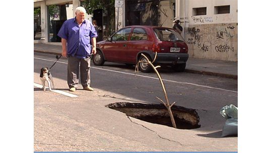 Gigantesco pozo en el cruce de Eduardo Acevedo y Colonia