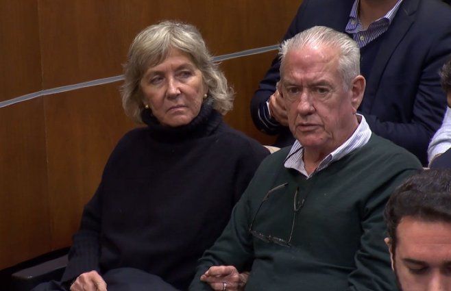 Pablo Carrasco y su esposa, en la audiencia judicial de este jueves 17 de julio. Foto: Subrayado.