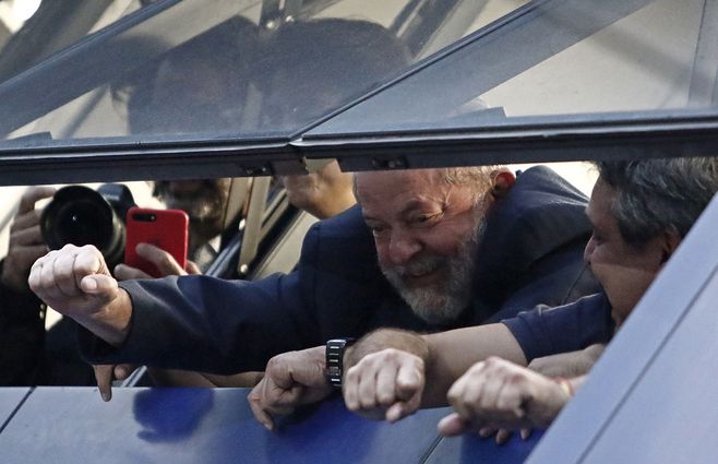 Lula-en-la-ventana-AFP.jpg
