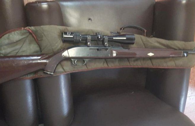 El rifle incautado al delincuente.