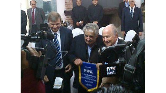 Blatter visitó la AUF y almorzó con Mujica en el Complejo