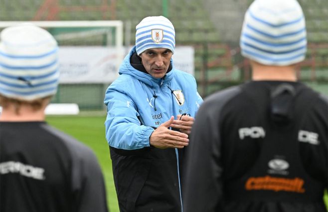 Ferreyra da instrucciones a sus jugadores en la recia del partido a jugarse en Lodz, Polonia. La selección Sub-20 debuta oficialmente el 24 de mayo