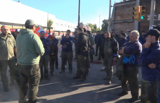 movilizacion-en-paysandu-por-despidos-en-paycueros.jpg