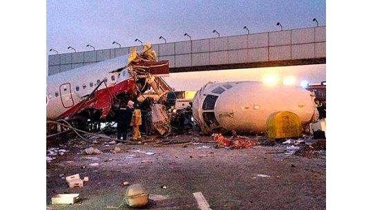 Un Boeing 737 se estrelló en Rusia: hay 50 muertos