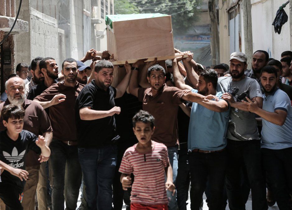 Palestinos trasladan el cuerpo de Obada Farwana en la Franja de Gaza, muerto en un ataque israelí