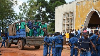 al menos 38 muertos y 69 heridos graves en incendio de una carcel en capital de burundi