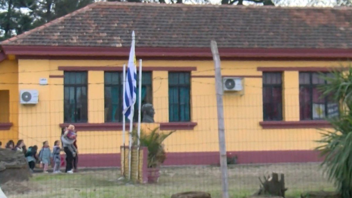 Padres de alumnos de Escuela 129 denuncian reiterados robos de aires acondicionados y tejido; piden patrullaje