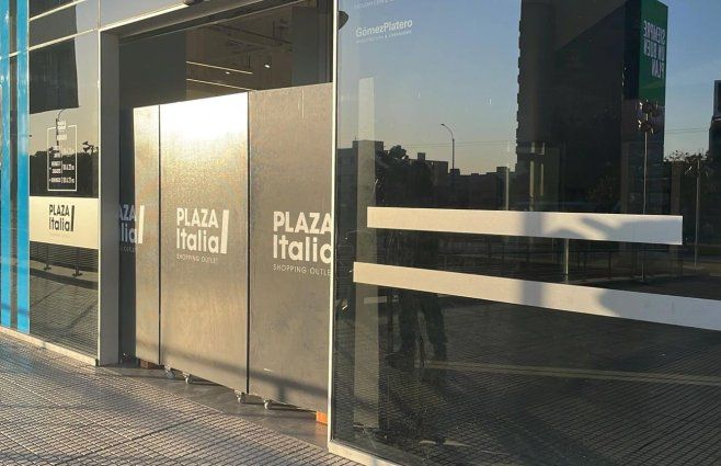 Foto: Subrayado. Los delincuentes rompieron una de las puertas del shopping.