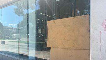 delincuentes volvieron a robar una farmacia y escaparon con perfumes; hay un detenido