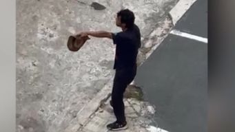 la policia detuvo a cuidacoches que insulto a vecinos y apedreo vehiculo en parque rodo