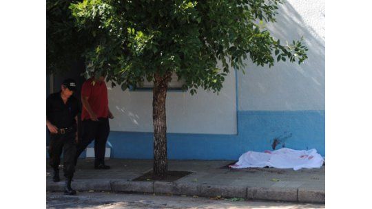 Mujer fue asesinada de siete puñaladas por su pareja en Carmelo