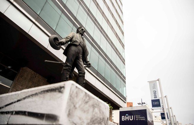 Foto: FocoUy. Banco Hipotecario del Uruguay (BHU), edificio sede en Fernández Crespo y 18 de Julio, Montevideo.