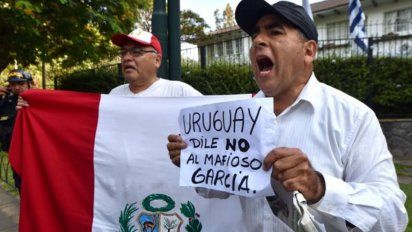 Detractores de Alan García en los alrededores de la residencia del embajador uruguayo en Lima