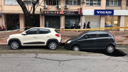 socavon en avenida del libertador a punto de tragarse un auto