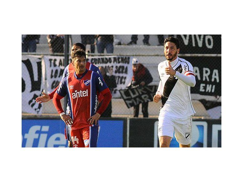 Con dos de Olivera, Danubio lo dio vuelta y le ganó a Nacional 2-1
